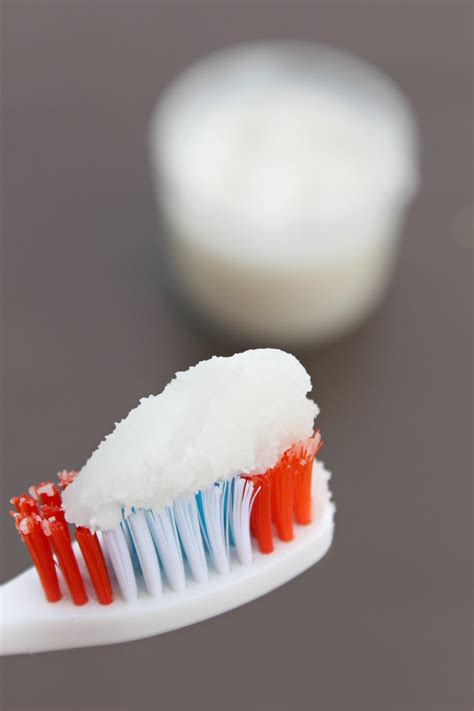 Aug 24, 2020 · Yes, it does work. While baking soda can’t protect your teeth from cavities as effectively as a fluoride toothpaste can, it’s still considered a good cleaning agent for your teeth. Toothpastes ... 